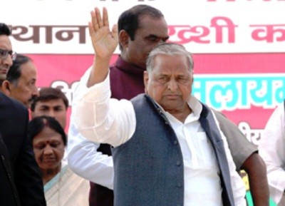 Mulayam visits Muzaffarnagar, attacks Modi